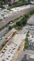 vista de ángulo alto de casas residenciales británicas en la ciudad de luton de inglaterra reino unido video