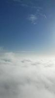 imagens de alto ângulo mais bonitas de nuvens de inverno sobre a cidade britânica da inglaterra video