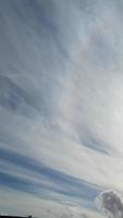 Die schönsten Aufnahmen aus der Vogelperspektive von Winterwolken über der britischen Stadt England video