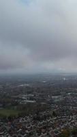 imagens de alto ângulo mais bonitas de nuvens de inverno sobre a cidade britânica da inglaterra video