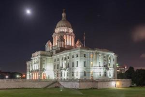 la casa del estado de rhode island, la capital del estado estadounidense de rhode island en la noche. foto