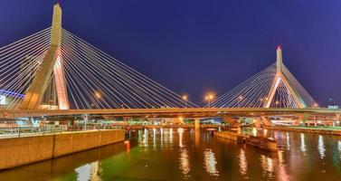 boston leonard p. puente conmemorativo de zakim bunker hill en la noche en bunker hill massachusetts, estados unidos. foto