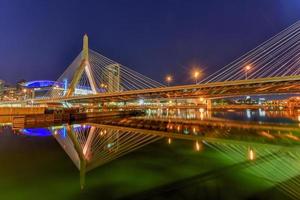 boston leonard p. puente conmemorativo de zakim bunker hill en la noche en bunker hill massachusetts, estados unidos. foto