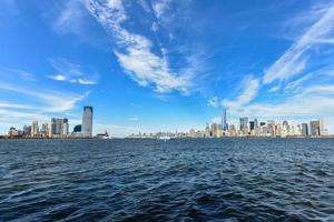 vista del horizonte de nueva jersey desde la ciudad de nueva york en un día de verano. foto