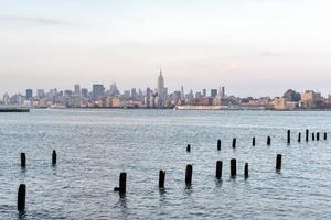 horizonte de nueva york desde la ciudad de jersey, nueva jersey. foto