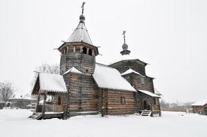 la iglesia de madera de la resurrección de cristo en el museo de arquitectura de madera y la vida de los campesinos en un día de invierno en suzdal, rusia. foto