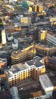 Blick aus der Vogelperspektive auf britische Wohnhäuser in der Stadt Luton in England, Großbritannien video