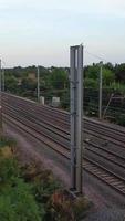 vista aérea de la ciudad británica y las vías del tren video