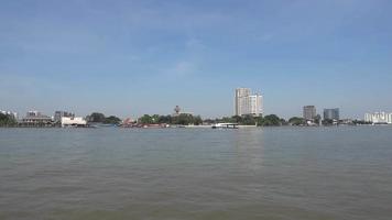 el paisaje del río chao phraya en bangkok es un río que se utiliza para el tráfico de barcos en bangkok. video