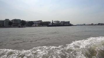 il paesaggio di il chao Phraya fiume nel bangkok esso è un' fiume quello è Usato per barca traffico nel bangkok. video