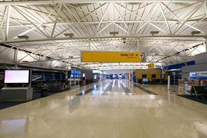 ciudad de nueva york - 30 de agosto de 2020 - un aeropuerto jfk vacío durante la pandemia del coronavirus. foto