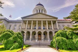 la casa del estado de maine en augusta, maine es la capital del estado del estado de maine. el edificio se completó en 1832, un año después de que augusta se convirtiera en la capital de maine. foto