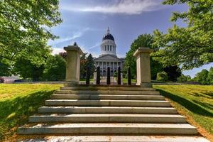 la casa del estado de maine en augusta, maine es la capital del estado del estado de maine. el edificio se completó en 1832, un año después de que augusta se convirtiera en la capital de maine. foto