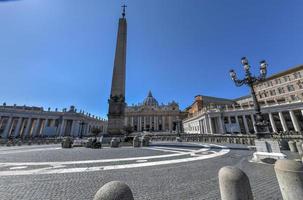 basílica y plaza de san pedro en preparación para la celebración de pascua en la ciudad del vaticano. foto