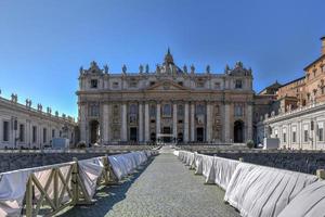 basílica y plaza de san pedro en preparación para la celebración de pascua en la ciudad del vaticano. foto
