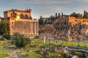 ruinas antiguas del foro romano de trajano en roma, italia