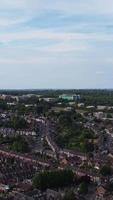 vista de alto ângulo de residências britânicas na cidade de luton, na inglaterra, reino unido video