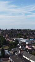 vista de ángulo alto de casas residenciales británicas en la ciudad de luton de inglaterra reino unido video