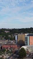 Blick aus der Vogelperspektive auf britische Wohnhäuser in der Stadt Luton in England, Großbritannien video