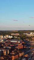 Blick aus der Vogelperspektive auf britische Wohnhäuser in der Stadt Luton in England, Großbritannien video