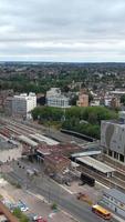 vista de ángulo alto de casas residenciales británicas en la ciudad de luton de inglaterra reino unido video