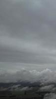 les plus belles images à angle élevé des nuages d'hiver au-dessus de la ville britannique d'angleterre video