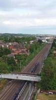 imágenes aéreas de las vías del tren que pasan por la ciudad video