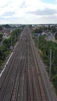 Luftaufnahmen von Bahngleisen, die durch die Stadt führen video