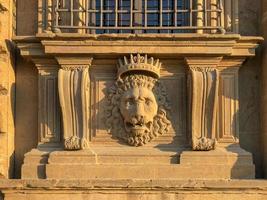 cierra el estuco de león en el palazzo pitti, el antiguo palacio de la familia medici en florencia, italia. foto