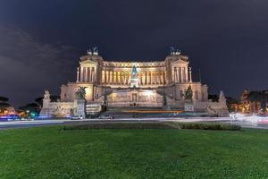 el monumento a victor emmanuel ii. altar de la patria. piazza venezia en roma, italia por la noche. foto