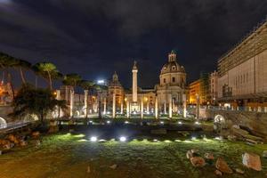 mercado de trajano, parte del foro de trajano, por la noche en roma, italia foto