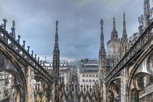 catedral de milán, duomo di milano, una de las iglesias más grandes del mundo, en la plaza piazza duomo en el centro de la ciudad de milán en italia. foto