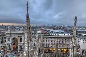 catedral de milán, duomo di milano, una de las iglesias más grandes del mundo, en la plaza piazza duomo en el centro de la ciudad de milán en italia. foto