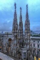 catedral de milán, duomo di milano, una de las iglesias más grandes del mundo, en la plaza piazza duomo en el centro de la ciudad de milán en italia. foto