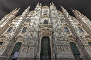 catedral de milán, duomo di milano, una de las iglesias más grandes del mundo, por la noche en la plaza piazza duomo en el centro de la ciudad de milán en italia. foto