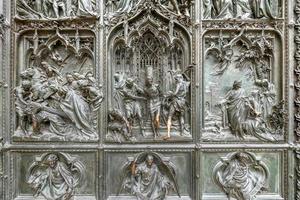 puerta de la catedral de milan, catedral de la natividad de la virgen maria - catedral de milan, esta situada en el centro historico de la ciudad y es su simbolo. foto