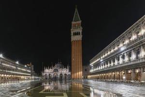 plaza de san marcos en venecia italia en la noche con reflejos en el agua. foto