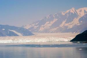 glaciar hubbard ubicado en el este de alaska y parte de yukon, canadá, y lleva el nombre de gardiner hubbard. foto