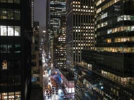 vista aérea de las oficinas del centro de manhattan, ciudad de nueva york por la noche. foto