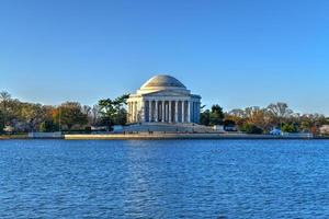 jefferson memorial y flores de cerezo en la cuenca de marea durante la primavera en washington, dc. foto