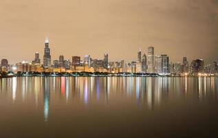 horizonte de chicago en la noche foto