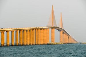 puente skyway sol - bahía de tampa, florida foto