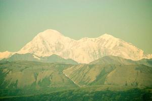 vista panorámica de las montañas que rodean talkeetna, alaska foto