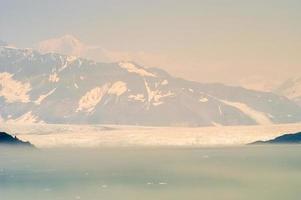 glaciar hubbard ubicado en el este de alaska y parte de yukon, canadá, y lleva el nombre de gardiner hubbard. foto