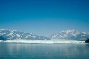 glaciar hubbard ubicado en el este de alaska y parte de yukon, canadá, y lleva el nombre de gardiner hubbard. foto