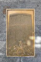 ciudad de nueva york - 19 de abril de 2020 - placa de bronce del edificio pan am original, ahora el edificio met life en la ciudad de nueva york. foto