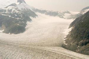 glaciar hubbard ubicado en el este de alaska y parte de yukon, canadá, y lleva el nombre de gardiner hubbard. foto