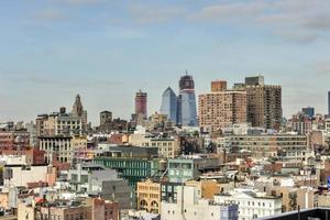 vista del horizonte de la ciudad de nueva york a través de manhattan hacia hudson yards en un día soleado foto