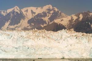 glaciar hubbard ubicado en el este de alaska y parte de yukon, canadá, y lleva el nombre de gardiner hubbard. foto