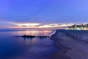 espectacular puesta de sol en la playa de coney island en brooklyn, nueva york. foto